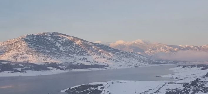 Η λίμνη Σμοκόβου έγινε… γυαλί -Πάγωσε τελείως (βίντεο)